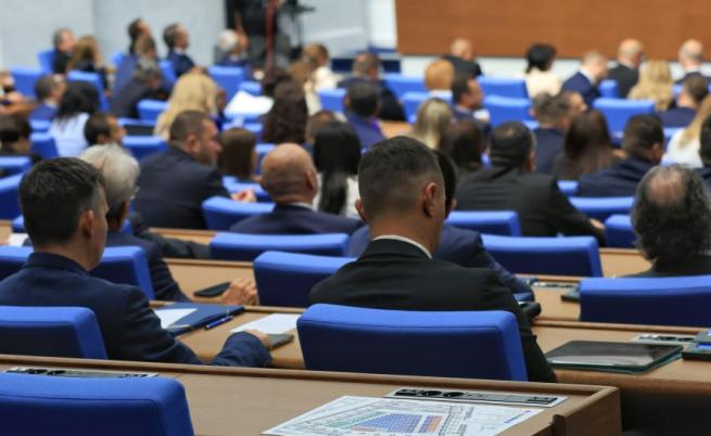 НС с първо заседание, след като отхвърли искането за референдум на Радев