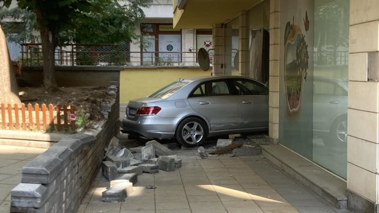Автомобил "паркира" на партера в жилищен блок в столицата